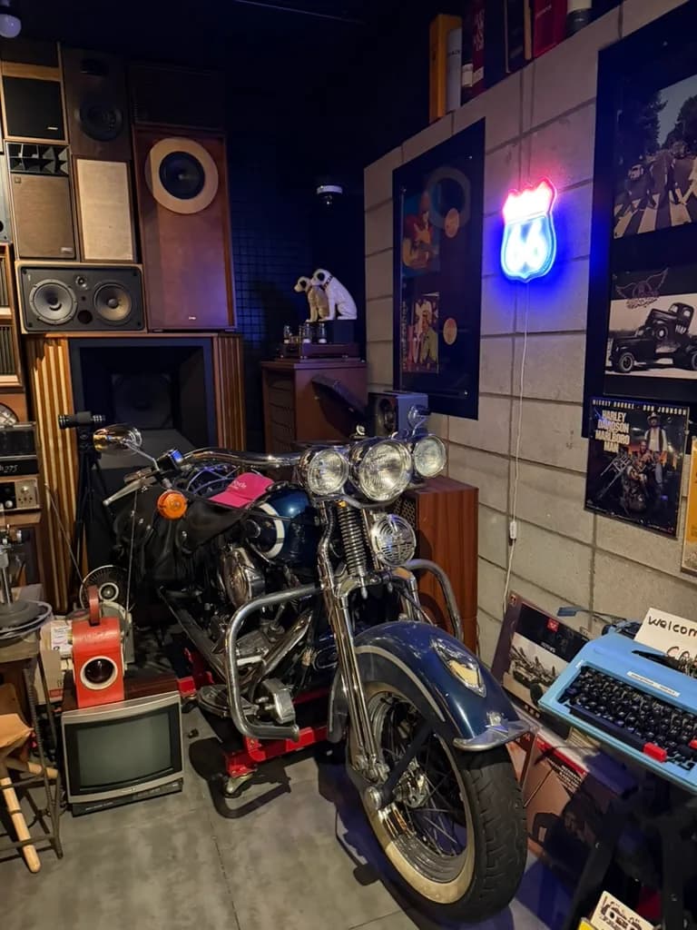 酒吧裡擺著一台重型機車，旁邊是老音響與霓虹燈