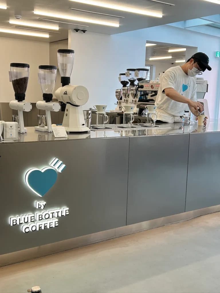 藍瓶咖啡聖水店的吧台,店員正在手沖