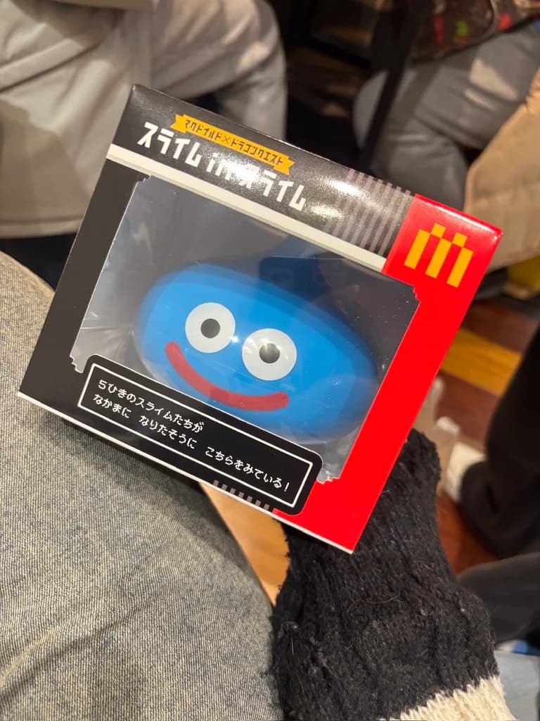 麥當勞與勇者鬥惡龍聯名的藍色史萊姆玩具,還裝在盒子裡